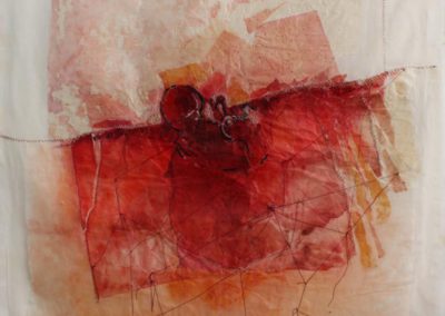 Μικτή τεχνική ( χειροποίητα χαρτιά, κερωμένα, ακουαρέλα, νήμα κόκκινο και ασημί, τζελ μίντιουμ, πάνω σε γάζα) διαστάσεις : 135 Χ112 εκ.